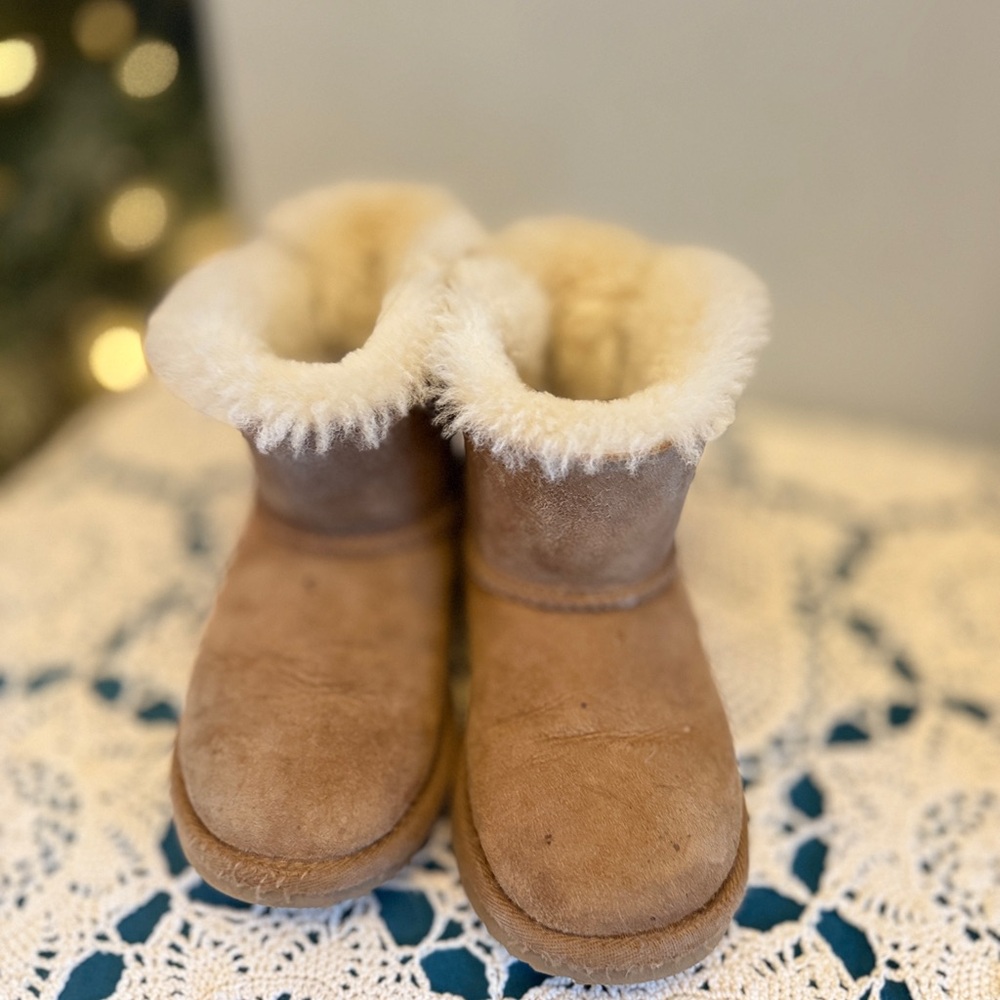 UGG Tan Kids Slippers with Cream Fur - Picture 2 of 6